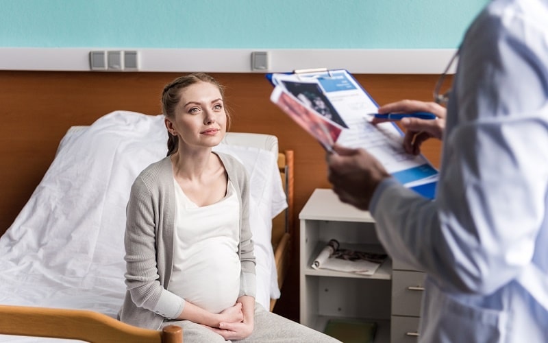 Осмотр у гинеколога на кресле на ранних сроках беременности